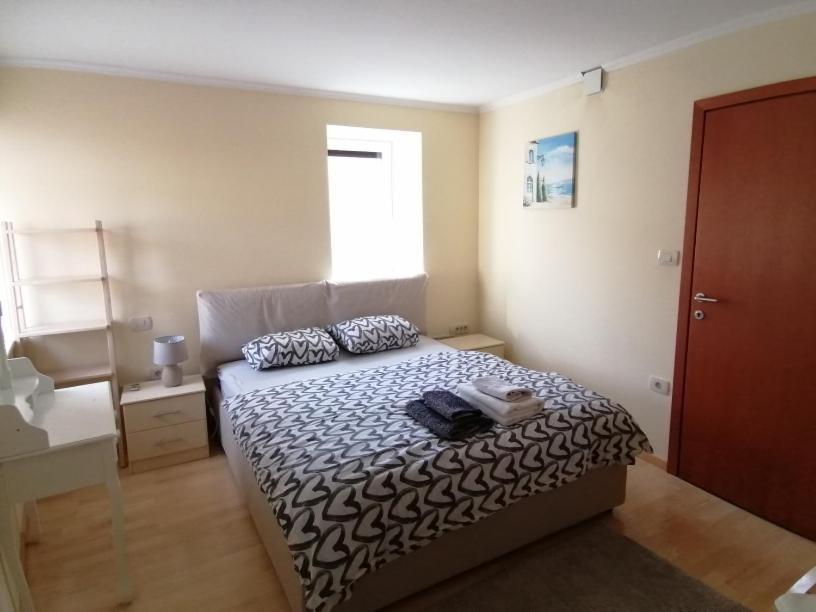 Cozy Corner Apartment โคเปร์ ภายนอก รูปภาพ